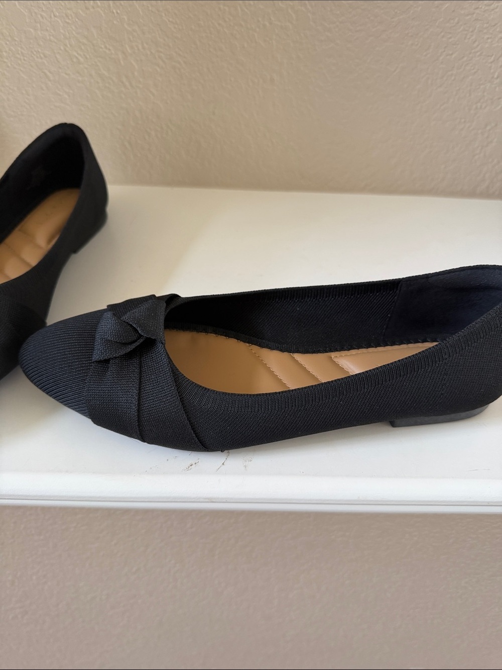 Women’s Black Pointed Toe Bow Ballet Flats - Picture 3 of 9